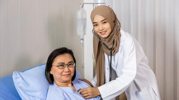 KESEHATAN GRATIS -- Ilustrasi perawat dan pasien. Masyarakat Kabupaten Gorontalo kini dapat menikmati program kesehatan gratis dari pemerintah.