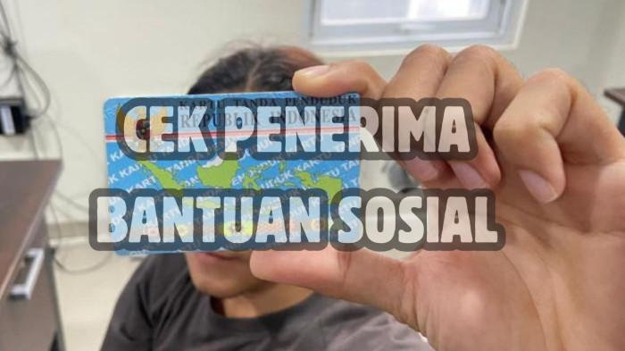 CEK BANSOS -- Ilustrasi pria memegang KTP. Simak cara cek penerima bantuan sosial yang rencananya akan dicairkan pemerintah mulai Februari 2026.