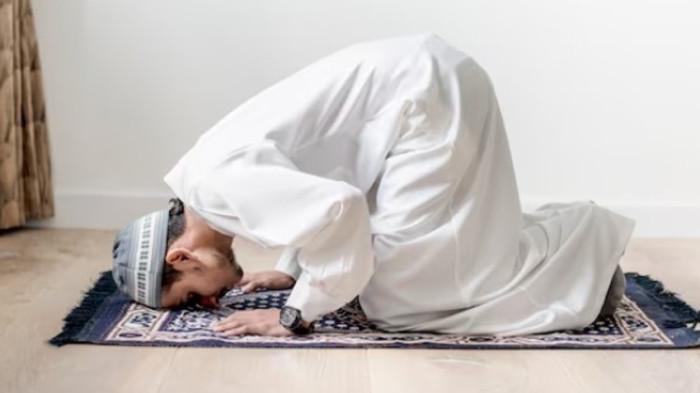SALAT DHUHA -- Ilustrasi pria sedang bersujud. Simak bacaan doa dan keutamaan salat dhuha. (Sumber: Freepik)