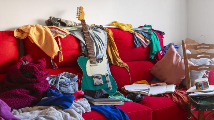 Ilustrasi ruangan berantakan.