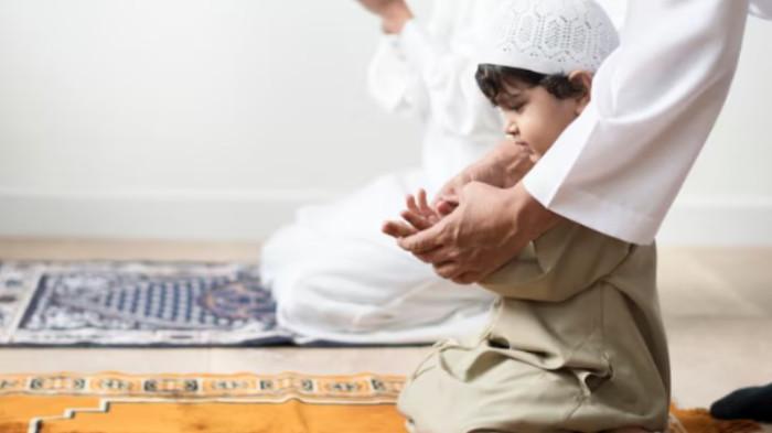 DOA RAMADAN -- Ilustrasi seorang anak kecil tengah diajarkan berdoa. Simak doa Ramadan ke-18. (Sumber: Freepik)