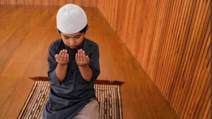 BACAAN DOA — Ilustrasi seorang anak tengah berdoa. Simak bacaan doa Ramadan ke-20. (Sumber: Freepik)