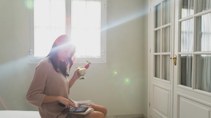 Ilustrasi seorang wanita berada di dalam kamar