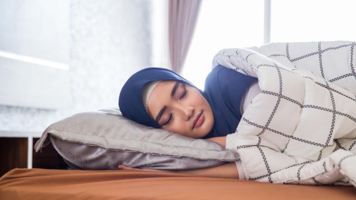 RAMADAN 2026 - Ilustrasi : wanita muslim yang sedang tidur - Sering dianggap berpahala, benarkah tidur saat puasa termasuk ibadah? Simak penjelasan hadis dan pandangan ulama berikut ini.