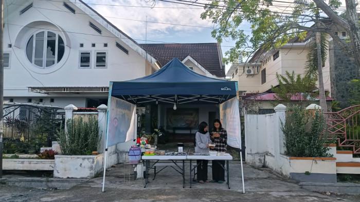 TAKJIL-- Imelda (21) dan Erza (22), dua perempuan muda asal Dulalowo Timur, Kecamatan Kota Tengah, Kota Gorontalo, membuka lapak takjil Ramadan di depan rumah mereka, Kamis (26/2/2026).