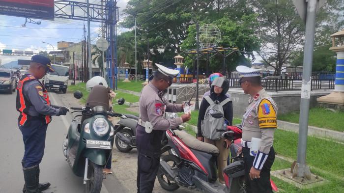 OPERASI ZEBRA -- Kanit Kamsel Satlantas Polres Gorontalo, Ipda Abdul Rahim (Kiri) bersama dengan personel dan Dinas Perhubungan Kabupaten Gorontalo saat melakukan pemeriksaan, Kamis (20/11/2025). Tiga pelanggaran dominasi Operasi Zebra Patuh Otanaha 2025. (TribunGorontalo.com/Herjianto Tangahu)