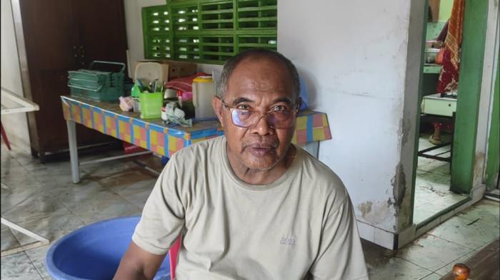 KEBAKARAN RUMAH -- Irfan Botutihe, warga Kelurahan Dulalowo, Kota Gorontalo, saat ditemui TribunGorontalo.com, Rabu (17/12/2025). Irfan menceritakan kondisi rumahnya.