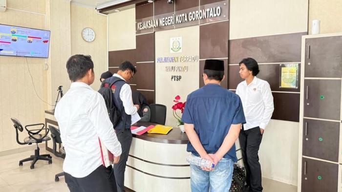 JAKSA -- Polda Gorontalo melimpahkan tersangka MTL dalam kasus dugaan korupsi proyek pemeliharaan Jalan Nani Wartabone Tahun Anggaran 2021 ke Jaksa Penuntut Umum.