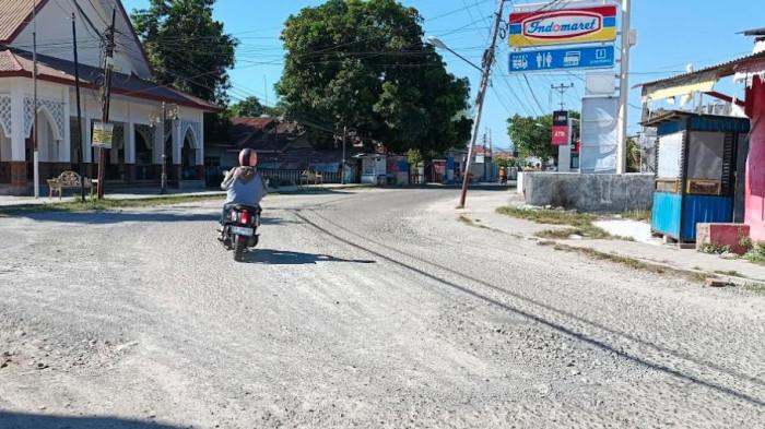 JALAN RUSAK -- JALAN BERPASIR--Warga keluhan jalan berpasir di Kawasan Lapangan Ippot Tapa, Bone Bolango, Rabu (4/2/2026). Sumber foto: TribunGoronralo.com/Jefri Potabuga.