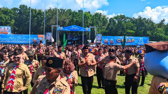 JOGET -- Momen Gubernur Gorontalo Gusnar Ismail joged saat pembukaan Peran Saka Nasional 2025, Senin (03/11/2024).