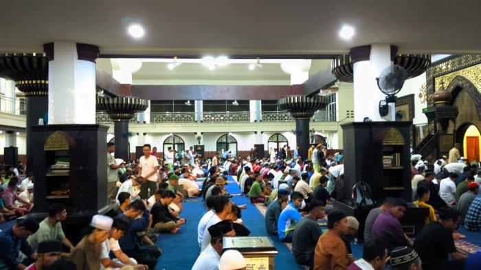 Jemaah Masjid Agung Baiturrahman Limboto membeludak saat tarawih malam kedua ramadan