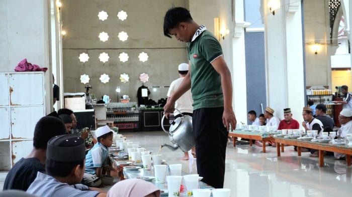 JADWAL BUKA PUASA -- Jemaah Masjid Agung Baiturrahman Limboto menanti buka puasa, Sabtu (21/2/2026). Simak jadwal berbuka puasa untuk wilayah Provinsi Gorontalo.