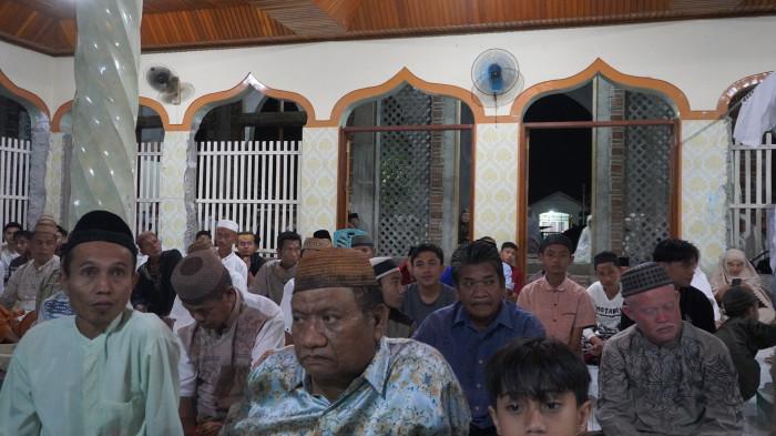 SAFARI RAMADAN — Jemaah Masjid Arridla mendengarkan sambutan Bupati Gorontalo Sofyan Puhi pada Sabtu (21/2/2026). Bupati salat tarawih berjamaah malam ketiga Ramadan 1447H. (Sumber Foto: Fajri A. Kidjab)