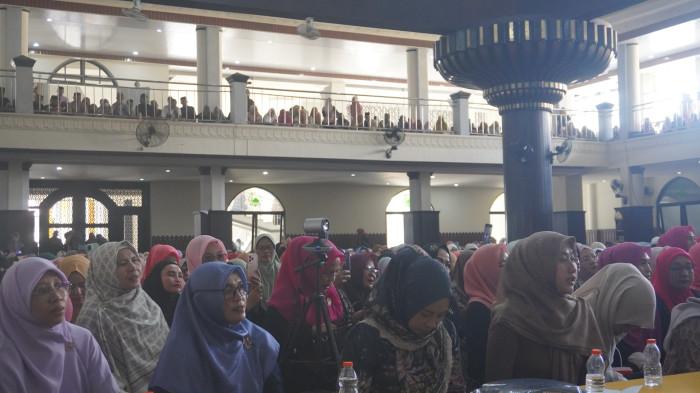 Jemaah di Masjid Agung Limboto
