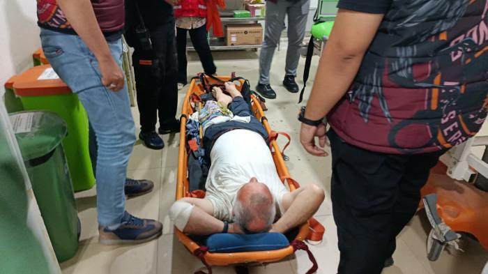 SOSOK KORBAN -- Johannes (69) saat mendapatkan perawatan intensif. WNA asal Belanda ini berhasil dievakuasi usai terjatuh di dasar Air Terjun Lombongo, Gorontalo.