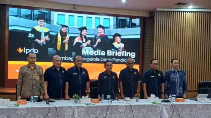 POLEMIK AWARDEE LPDP - Jumpa pers yang dipimpin Dirut LPDP Sudarto (empat dari kiri) beserta jajarannya menanggapi sejumlah pertanyaan terkait kasus pasutri awardee DS-AP yang viral, di Kementerian Keuangan, Jakarta Pusat, Rabu (25/2/2026).