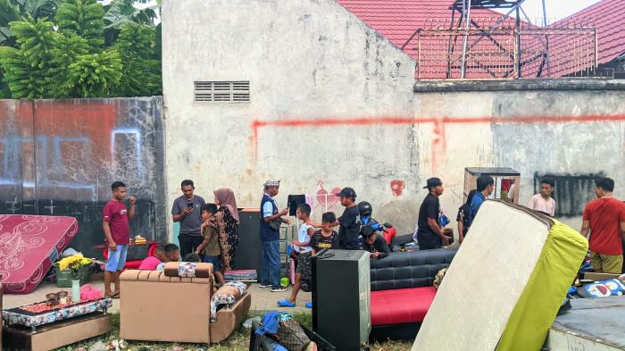 KEBAKARAN -- Penghuni kos di Kelurahan Huangobotu, Kecamatan Dungingi, Kota Gorontalo, Provinsi Gorontalo melakukan evakuasi barang-barang sebagai langkah antisipatif kebakaran, Senin (23/3/2026).