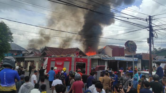 KEBAKARAN RUMAH -- Sejumlah rumah di kawasan Jalan Madura, Kota Gorontalo terbakar, Selasa (16/12/2025).
