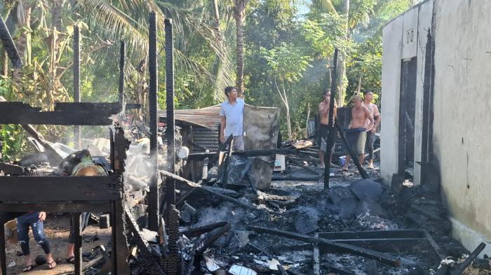 KEBAKARAN -- Satu unit rumah warga di Desa Tombulilato, Kecamatan Bone Raya, Kabupaten Bone Bolango, hangus terbakar pada Selasa (27/1/2026) siang.