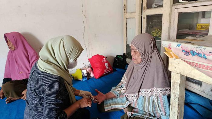 KEBAKARAN -- Seorang korban kebkaran di Siendeng Kota Gorontalo menjalani pemeriksaan kesehatan gratis.