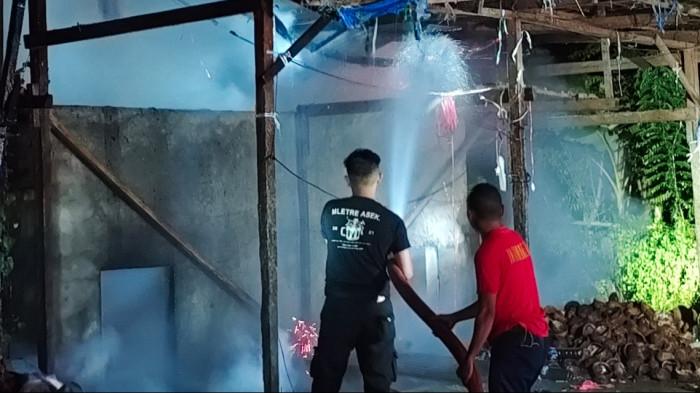 KEBAKARAN TEMPAT PEMBAKARAN KELAPA -- Pemadam Kebakaran sementara