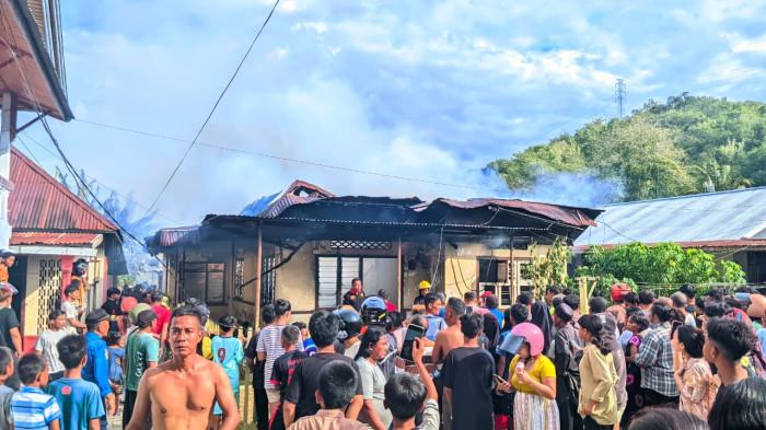 KEBAKARAN -- Warga Donggala, Kota Gorontalo berkerumun di rumah yang kebakaran, Sabtu sore (13/2/2026).