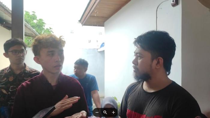 KEBAKARAN -- Yusril Limbanadi (Kiri) membantu Ferlan Ibrahim (Kanan) dalam menceritakan detik-detik kejadian kebakaran di Dulalowo, Kota Gorontalo, Selasa (16/12/2025).