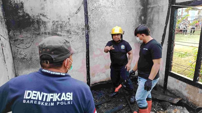 KEBAKRAN -- Petugas dari Polri turun langsung identifikasi korban meninggal dalam peristiwa kebakaran di Kelurahan Siendeng, Kecamatan Hulonthalangi, Kota Gorontalo, Provinsi Gorontalo, Jumat (13/2/2026). Tim identifikasi turun langsung. FOTO: Jefri Potabuga