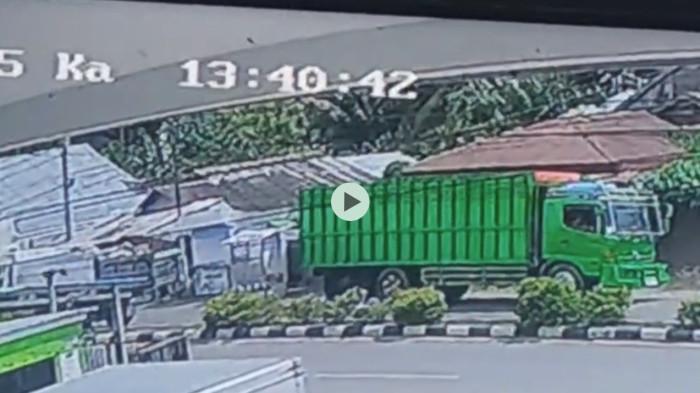 KECELAKAAN -- Diduga mobil truk yang melindas tubuh Marsanda hingga meninggal di tempat, Kamis (11/12/2025).