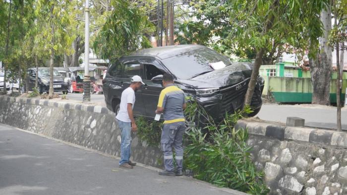 KECELAKAAN -- Mobil Toyota Avanza nyaris terjungkal ke bawah Jl Pangeran Hidayat atau Jalan Dua Susun Kota Gorontalo, Selasa (3/3/2026).