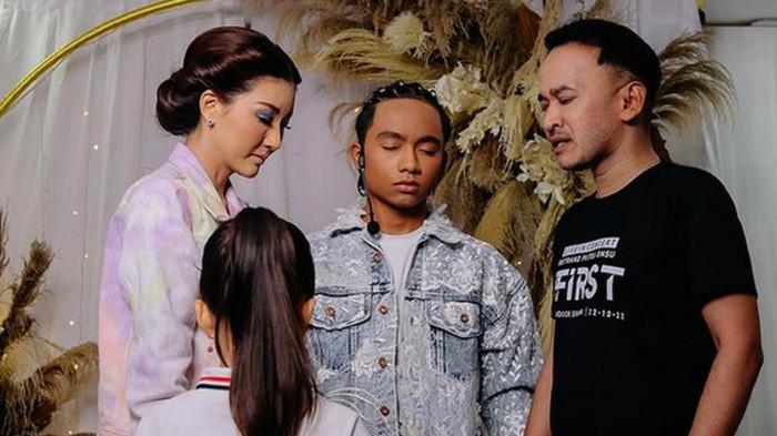 KELUARGA -- Ruben Onsu dan Sarwendah menikah pada 22 Oktober 2013 di Bali. Dari pernikahan itu, mereka dikaruniai dua anak perempuan, Thalia Putri Onsu dan Thania Putri Onsu, serta membesarkan Betrand Putra Onsu sebagai anak angkat.