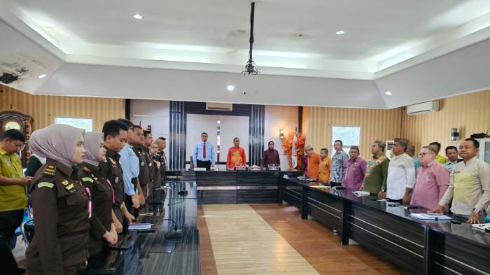 KERJASAMA - Bupati Gorontalo Utara (Gorut) Thariq Modanggu dan Kepala Kejaksaan Negeri (Kajari) Gorut, Aditya Narwanto menandatangani memorandum of understanding (MoU) atau nota kesepahaman  di ruang Tinepo, kantor Bupati Gorontalo Utara (Gorut) pada Kamis (26/02/2026) pukul 11.55 Wita