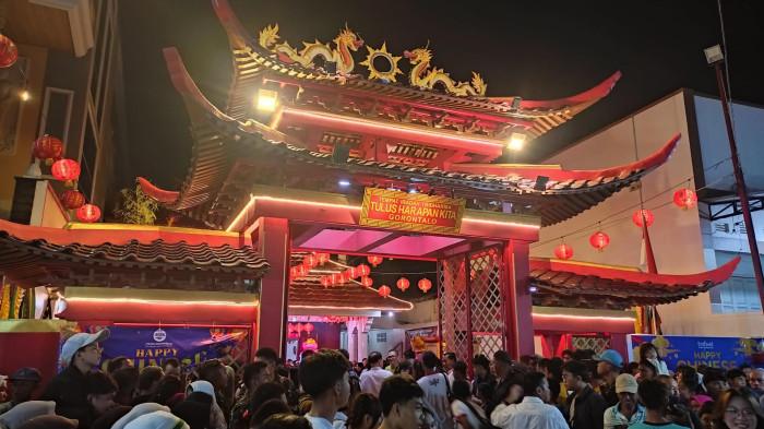 KLENTENG -- Tak cuma umat Klenteng, ratusan warga ikut meramaikan Cap Go Meh di Kota Gorontalo Selasa malam 3 Maret 2026.