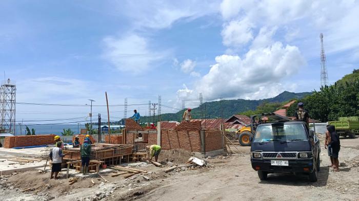 KNMP LEATO--Proyek pembangunan Kampung Nelayan Merah Putih di Leato Selatan masih berlangsung kini progres 45 persen, Sabtu (15/11/2025).  Sumber foto: TribunGorontalo.com/Jefri Potabuga.