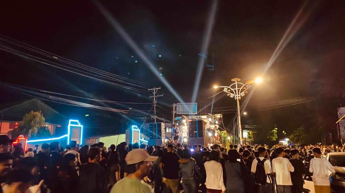 KOKO'O -- Antusias warga terlihat padati sepanjang jalan menuju Kelurahan Talumolo Kota Gorontalo, Provinsi Gorontalo di koko'o terakhir  bulan suci Ramadan 1447 Hijiriyah, Kmis (19/3/2026). Baik panitia maupun penonton Koko'o ini lebih didominasi anak muda. (Sumber: Yunima Hasan, Mahasiswa Magang Jurnalistik UNG)