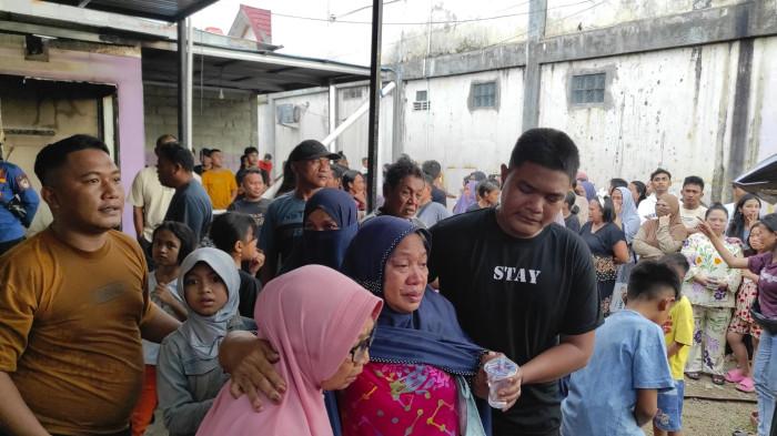 KORBAN -- Asma Musa (daster merah) tampak shock melihat rumahnya terbakar.