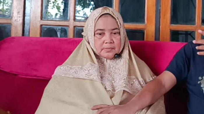 KORBAN KECELAKAAN--Farida Walangadi sang ibu korban kecelakaan dan adik bungsunya, Reza Mustaki saat diwawancarai, Selasa (17/3/2026). Sumber foto: TribunGorontalo.com/Jefri Potabuga.