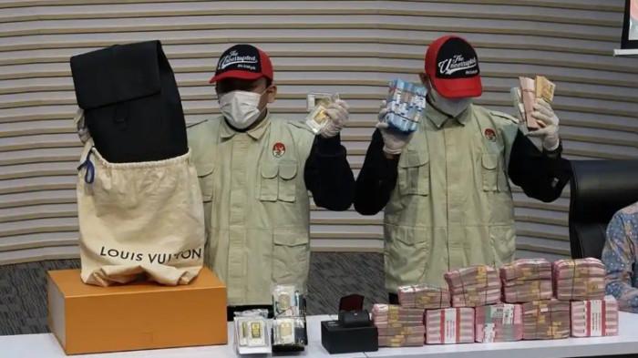 OTT KPK BEA CUKAI - KPK resmi menetapkan enam orang sebagai tersangka dalam kasus dugaan suap dan gratifikasi terkait importasi barang di Direktorat Jenderal Bea dan Cukai (DJBC), Gedung KPK, Jakarta, Kamis (5/2/2026) malam.