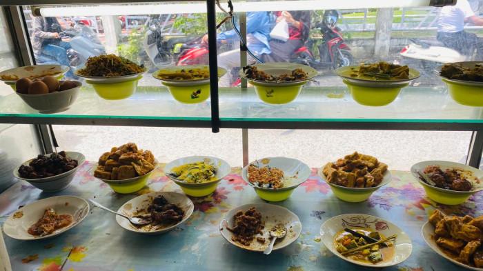 KULINER -- Beragam menu khas seperti ayam iloni, sate tuna