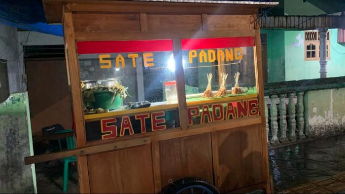 KULINER -- Suasana Warung Sate Padang milik Valentino di Jalan Andalas,