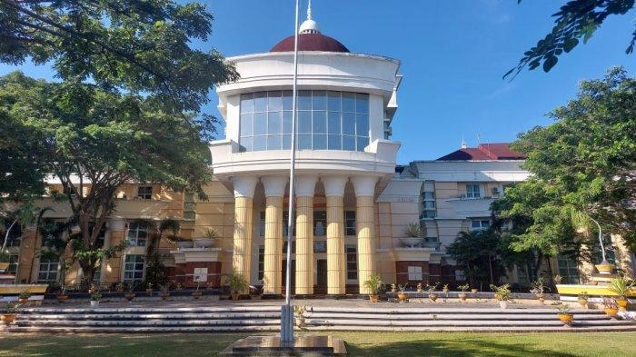 KANTOR GUBERNUR -- Pemprov Gorontalo bakal melakukan perombakan struktur OPD hingga dikomentarai DPRD.