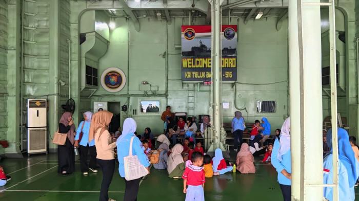 Kapal perang KRU teluk banten 888595