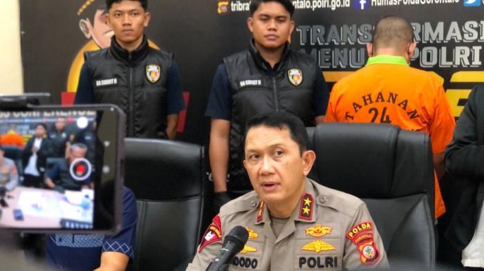 KASUS PENIPUAN -- Kapolda Gorontalo, Irjen Pol Widodo saat konferensi pers di Mapolda Gorontalo, Selasa (11/11/2025). Irjen Pol Widodo menjelaskan dugaan motif Mustafa Yasin diduga menipu sejumlah warga lewat jasa travel haji dan umrah.