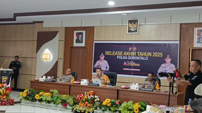 KRIMINAL 2025 -- Kapolda Gorontalo Irjen Pol Widodo (tengah) saat release akhir tahun di Mapolda Gorontalo, Selasa (30/12/2025). Kapolda menyoroti kasus penganiayaan hingga KDRT. (Sumber foto: TribunGorontalo.com/Jefri Potabuga)