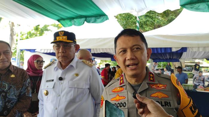 GERAKAN PANGAN MURAH -- Gubernur Gorontalo, Gusnar Ismail, bersama Kapolda Gorontalo, Irjen Pol Widodo, meninjau lapak Gerakan Pangan Murah (GPM) di Kota Gorontalo, Jumat (14/3/2026).