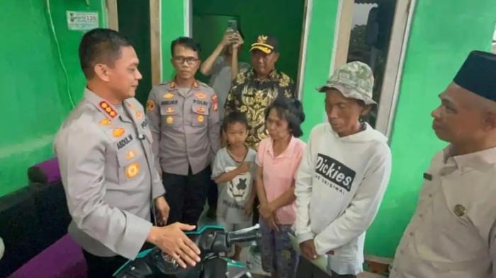 PEDAGANG ES GABUS - Kapolres Metro Depok Kombes Pol Abdul Waras memberikan sepeda motor dan modal usaha kepada Suderajat, pedagang es gabus yang dituduh pakai spons, di rumahnya, Bojonggede, Kabupaten Bogor, Jawa Barat, Selasa (27/1/2026). Bantuan ini diberikan setelah tudingan tersebut dipastikan tidak benar dan dagangan Suderajat dinyatakan aman dikonsumsi.