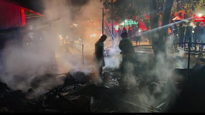 PRIA DITEMUKAN MENINGGAL — Kebakaran hebat melanda sebuah warung di Desa Sukamakmur, Kecamatan Patilanggio, Pohuwato, pada malam hari, Jumat (20/3/2026). Pria lansia ditemukan meninggal dunia.