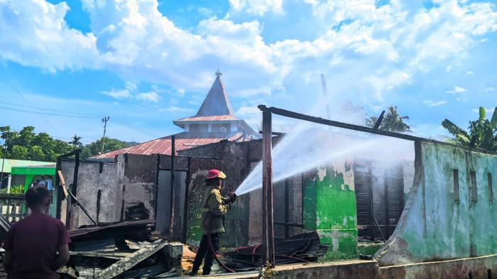 KEBAKARAN RUMAH -- Potret petugas Damkar Kabupaten Gorontalo memadamkan api. Kebakaran menghanguskan rumah warga di Desa Tilote, Kabupaten Gorontalo.
