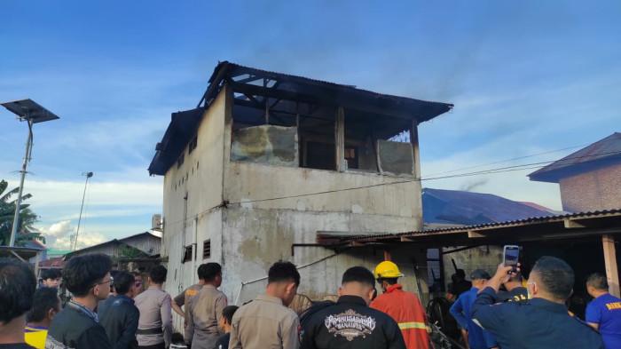 KEBAKARAN RUMAH -- Kebakaran rumah berlantai dua di kawasan padat penduduk, Kelurahan Ipilo, Kecamatan Kota Timur, Kota Gorontalo, Provinsi Gorontalo, Jumat (6/3/2026) sore. (Sumber: TribunGorontalo.com/Herjianto Tangahu)