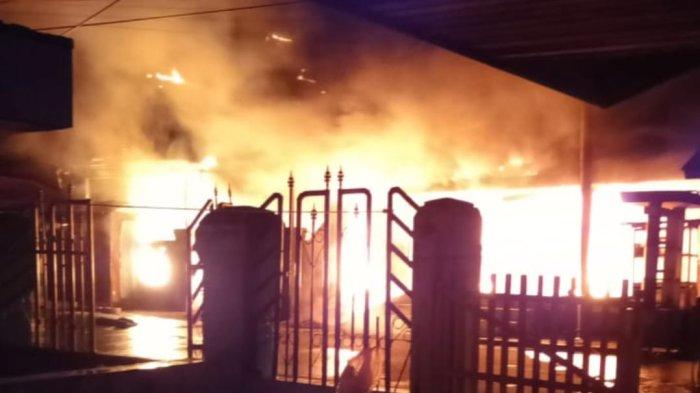 KEBAKARAN RUMAH - Kondisi kobaran api membumbung tinggi di atap rumah warga Leato Selatan, Dumbo Raya Kota Gorontalo, Rabu (26/2/2025). Hingga pukul 03.20 Wita petugas Damkar dan warga sekitar berjibaku memadamkan api.